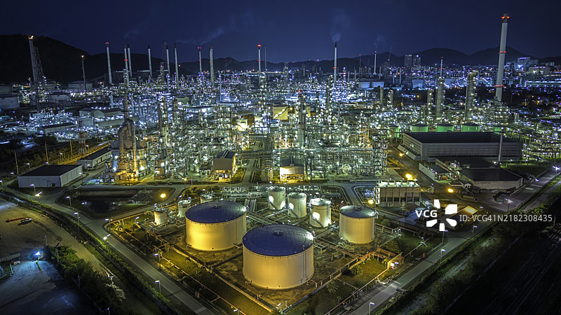 日落时分的石油炼油厂鸟瞰图。图片素材