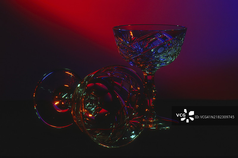 切割的铅水晶酒杯，折射出彩色光线，玻璃，工作室拍摄图片素材