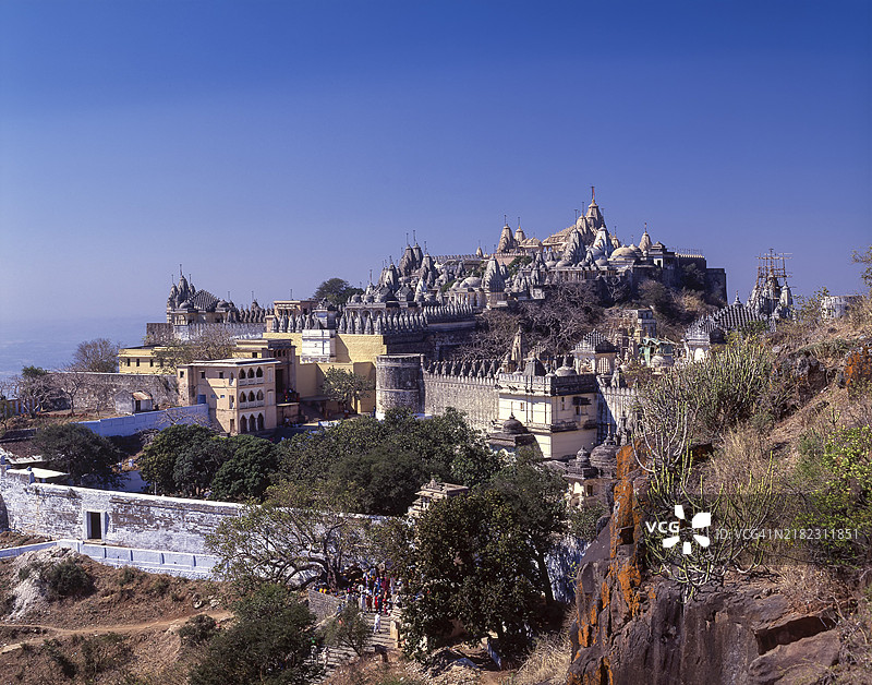 印度古吉拉特邦沙特伦贾山的帕利塔纳耆那教寺庙，耆那教徒的圣地图片素材