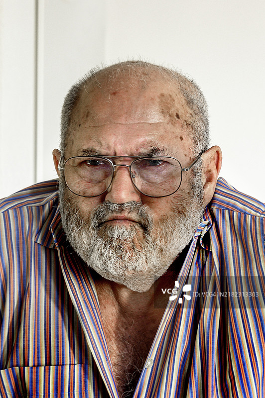 老人在德国巴伐利亚做出不满的表情图片素材