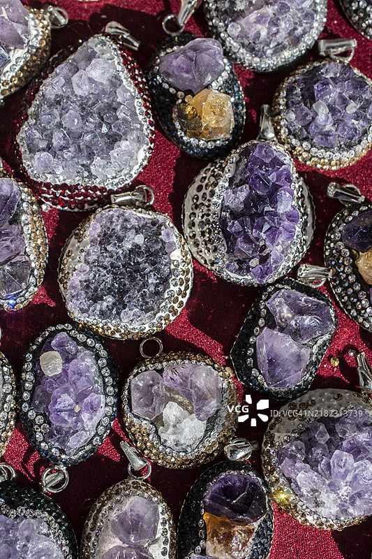 原石紫水晶作为项链图片素材