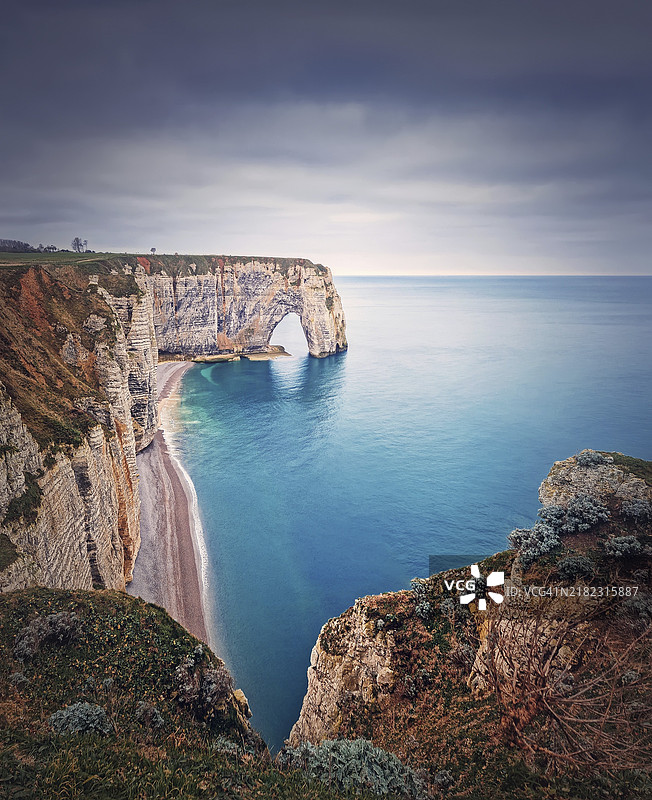 埃特雷塔著名悬崖的阿瓦尔门自然拱门的田园风光，受到大西洋的冲刷，位于法国诺曼底。观光海岸风景，美丽的自然海湾和沙滩。图片素材