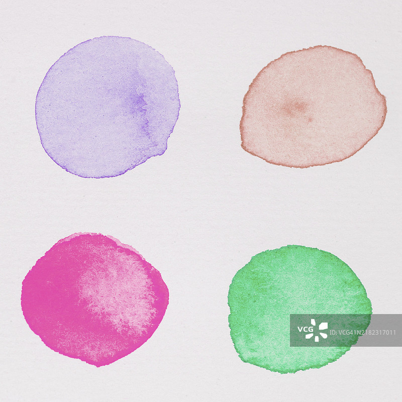 紫红色、粉色、绿色的颜料涂抹在白纸上图片素材