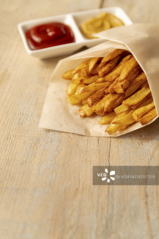 特写的薯条与木质背景图片素材