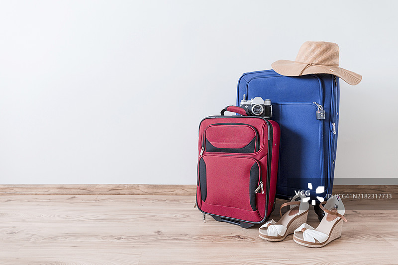 露趾鞋、帽子、行李箱和相机在一起图片素材