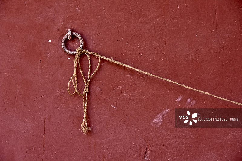 红墙上的金属环与长绳，横向格式，西班牙，欧洲图片素材
