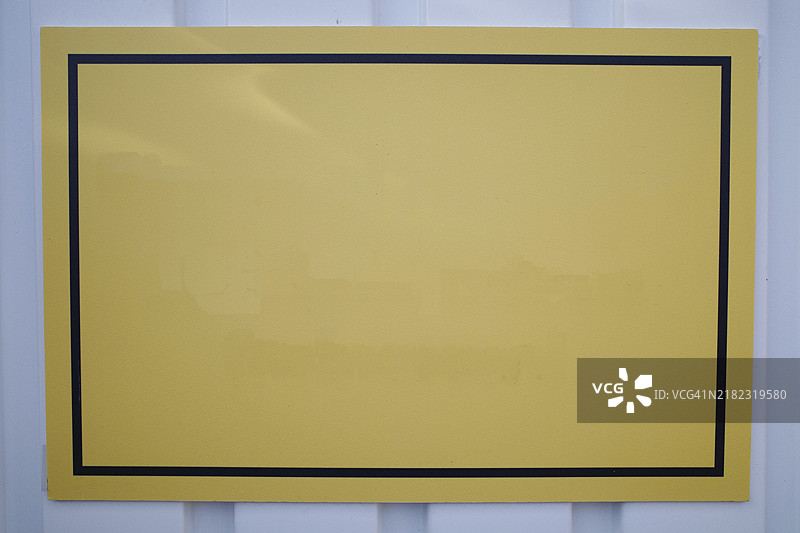 白色背景上的空白黄色标志，供自定义设计使用图片素材