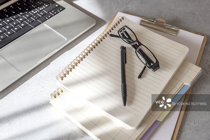 明亮现代的办公桌场景图片素材