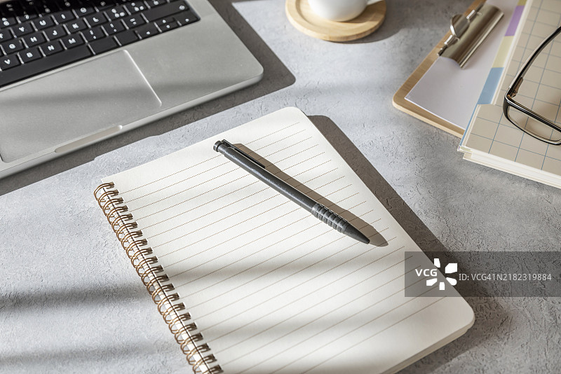 明亮现代的桌面场景图片素材