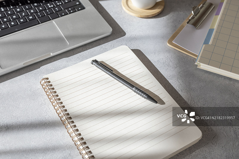 明亮现代的办公桌场景图片素材