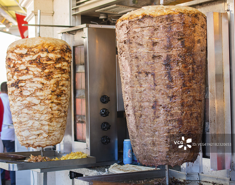 传统土耳其美食：旋转烤肉（Doner Kebab），串烤肉（kebap），沙威玛（shawarma）图片素材