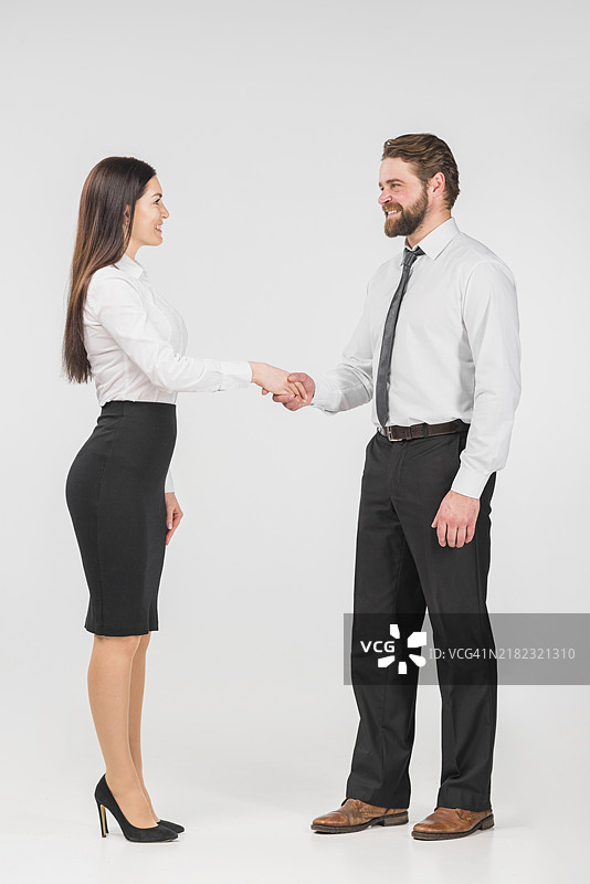 同事们，男女握手。图片素材