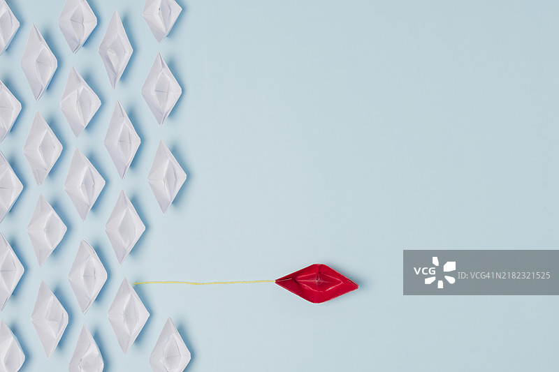 折纸船的领导力概念图片素材