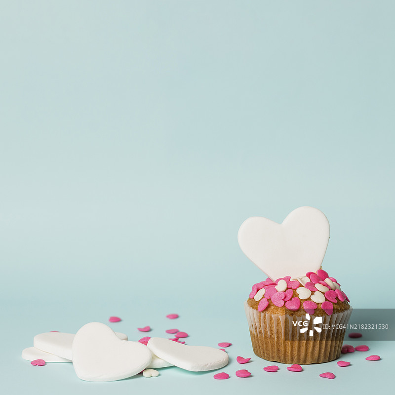 美味的蛋糕上装饰着心形图案图片素材