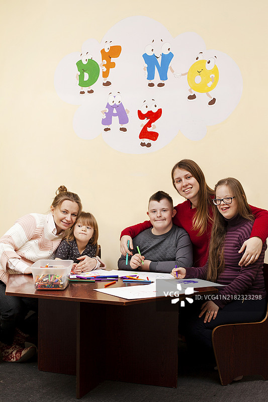 与唐氏综合症儿童合影的女性图片素材