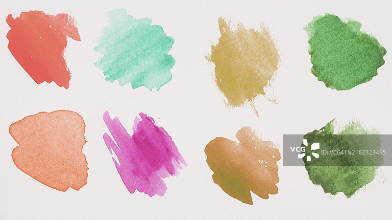 混合棕色、绿色、海蓝色、红色和粉色颜料于白纸上图片素材