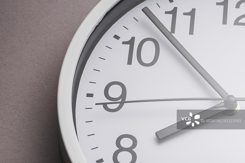 白色时钟滴答作响，显示8点钟图片素材