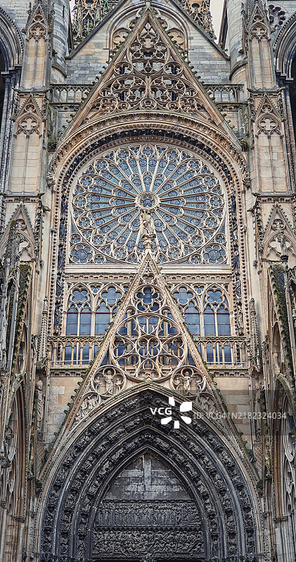 法国诺曼底的鲁昂圣母院大教堂的建筑细节。户外立面视角展示了从早期哥特式到晚期华丽式和文艺复兴建筑风格的地标。图片素材