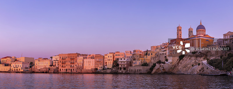 水边和希罗斯的圣尼古拉斯教堂，埃尔穆波利斯，基克拉泽斯，希罗斯图片素材