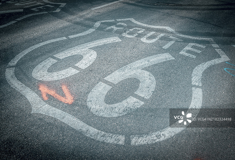 加利福尼亚州巴斯托的66号公路注册标志，印在沥青上图片素材