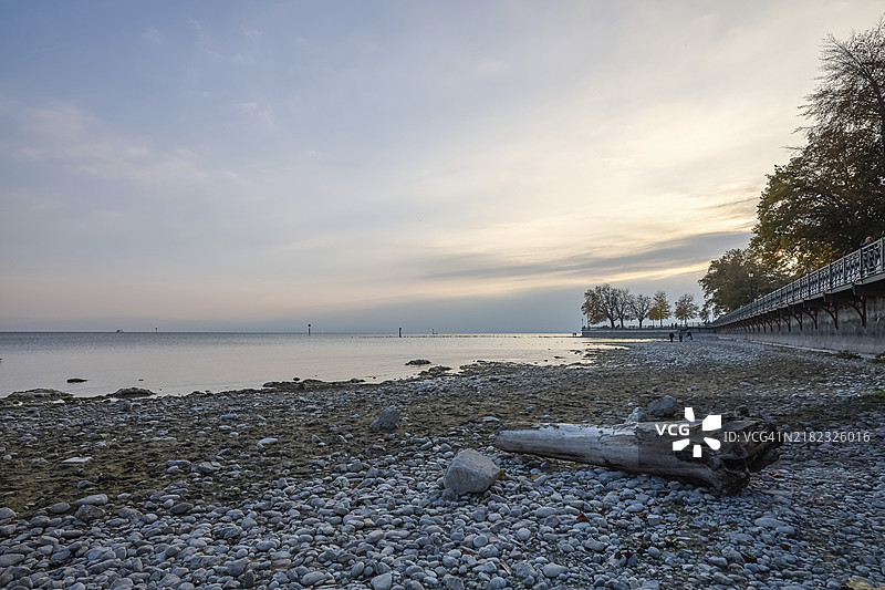 德国巴登-符腾堡州弗里德里希港的博登湖日落图片素材