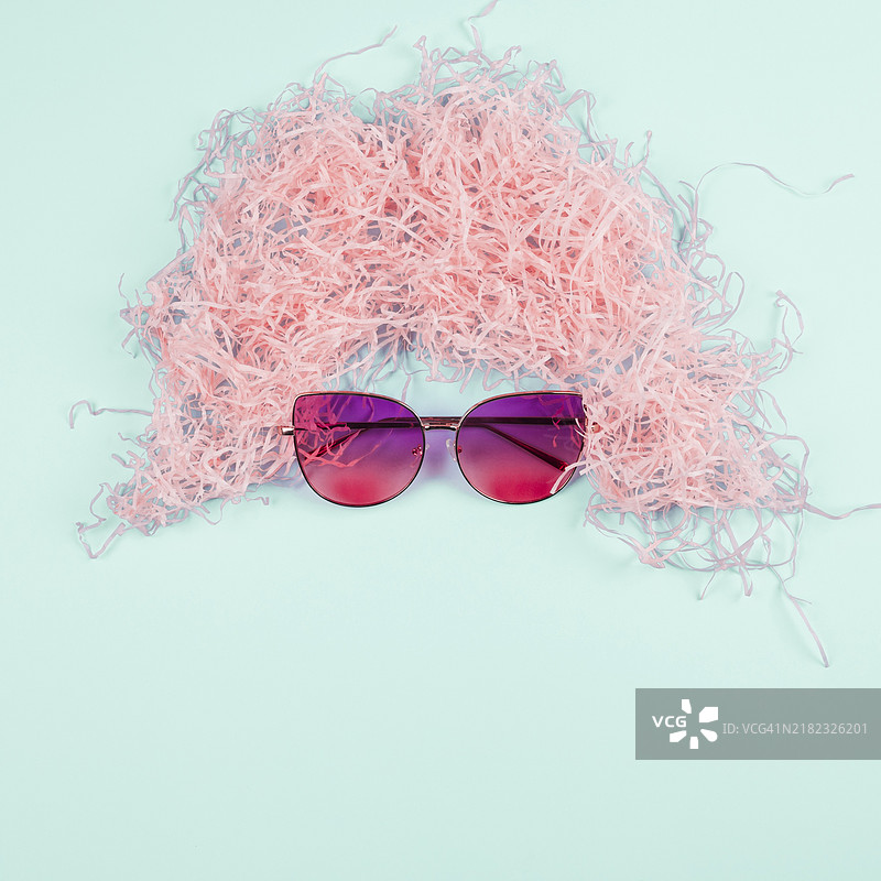 粉色撕碎纸发型、太阳镜、薄荷色背景图片素材