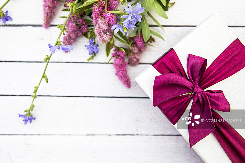 花卉礼物与木质背景图片素材