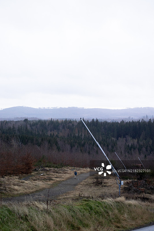 没有雪的山脉冬季全景，配有雪炮图片素材