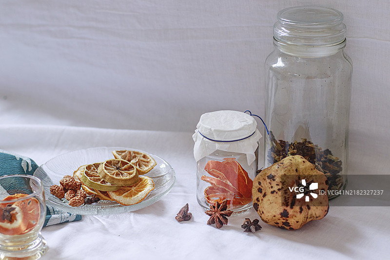 干柠檬片、石榴和香料摆放在盘子上图片素材