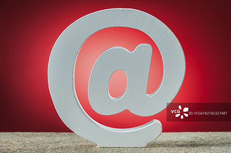 红色背景上的电子邮件符号图片素材