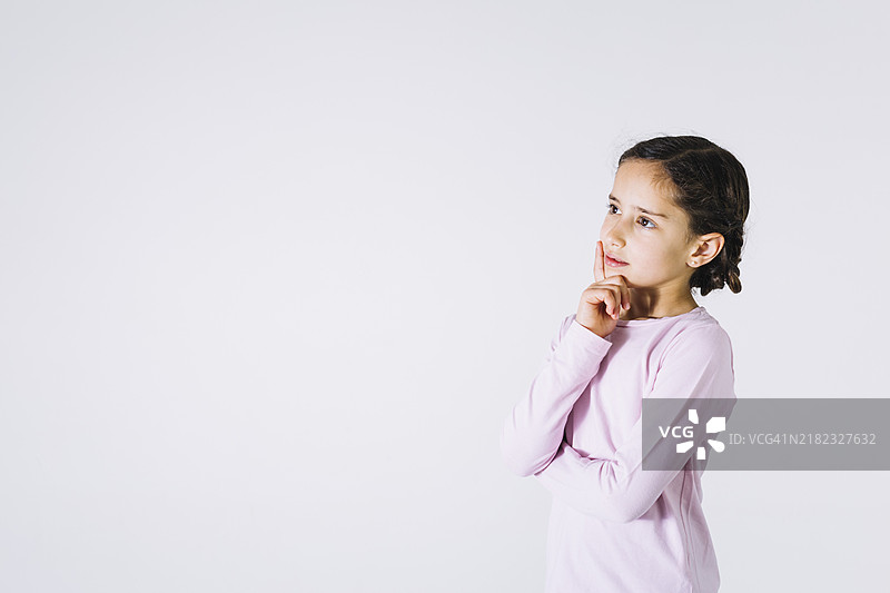 小女孩在思考图片素材
