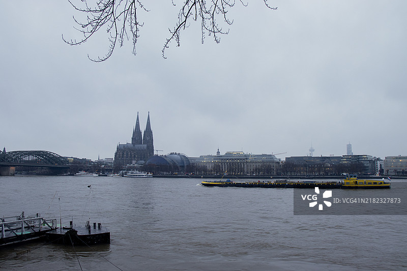 科隆大教堂全景，莱茵河在前景中图片素材
