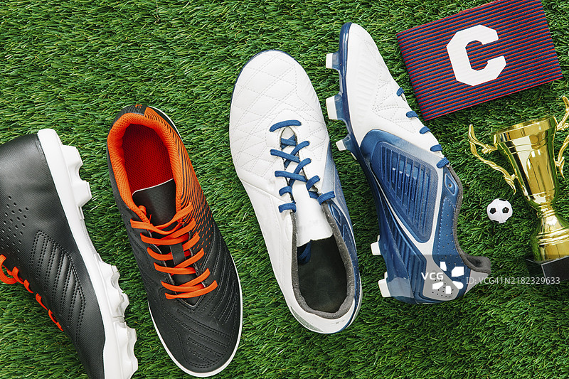 足球场草地与鞋子背景图片素材