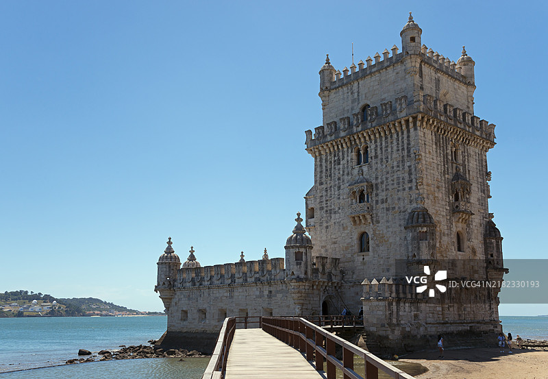 中世纪塔楼矗立在水边的小岬角上，贝伦塔，世界遗产，贝伦，伯利恒，里斯本，里斯本，塔霍河，葡萄牙，欧洲图片素材