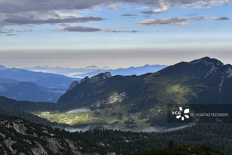 从艾德尔维斯拉赫纳俯瞰马骑阿尔姆高原，那里有阿尔卑斯小屋和特劳恩施泰因小屋，威茨哈滕科夫山在上方，德国巴伐利亚，贝希特斯加登国家公园。图片素材