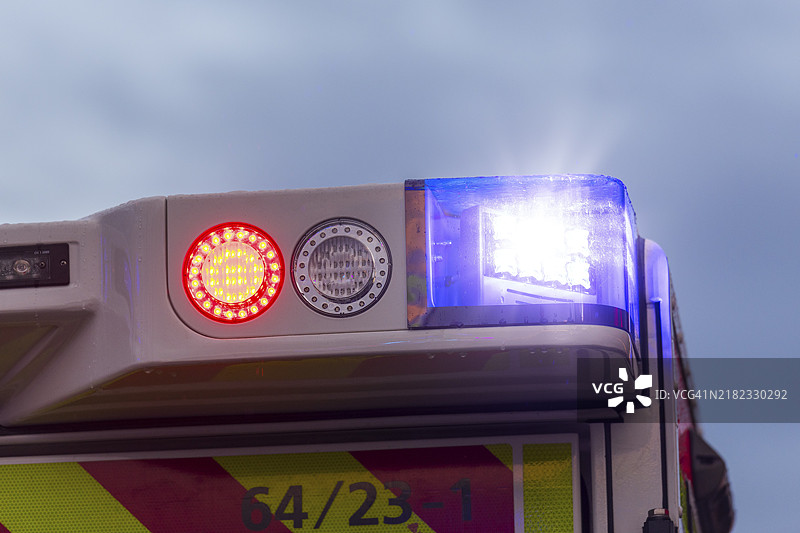 在雨中闪烁蓝灯的救护车特写，斯图加特，巴登-符腾堡州图片素材