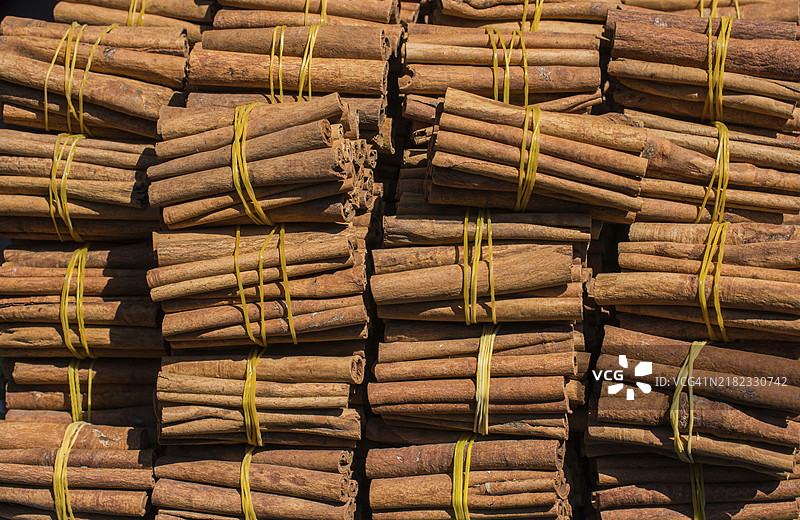 肉桂棒堆叠在视野中作为背景图片素材