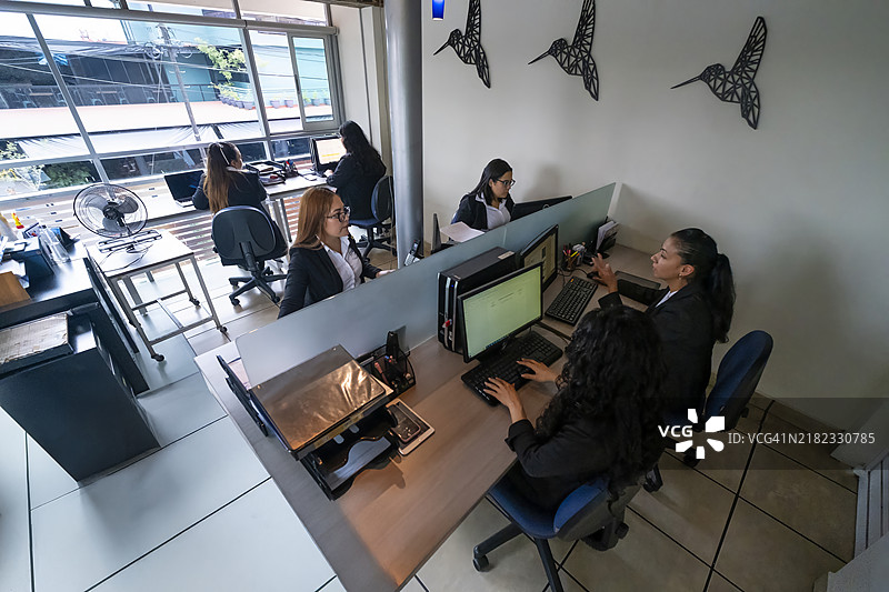 女性在各自的隔间工作图片素材