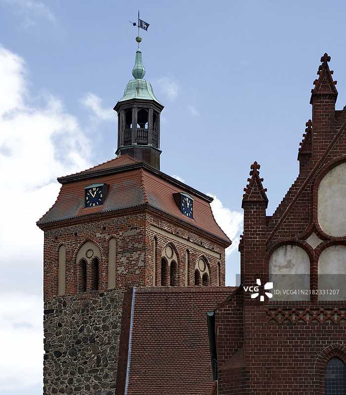 卢肯瓦尔德的圣约翰教堂和市场塔细节，位于特尔托-弗莱明区，布兰登堡州图片素材