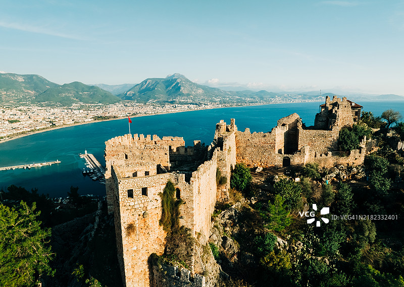 土耳其安塔利亚的阿拉尼亚堡垒古老城墙。图片素材