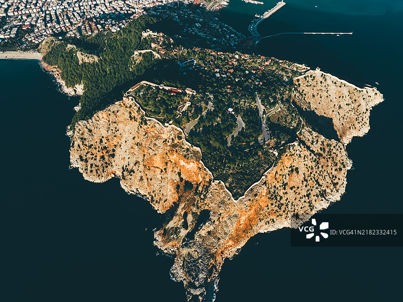 土耳其安塔利亚阿拉尼亚堡垒的古老城墙，航拍视角。图片素材