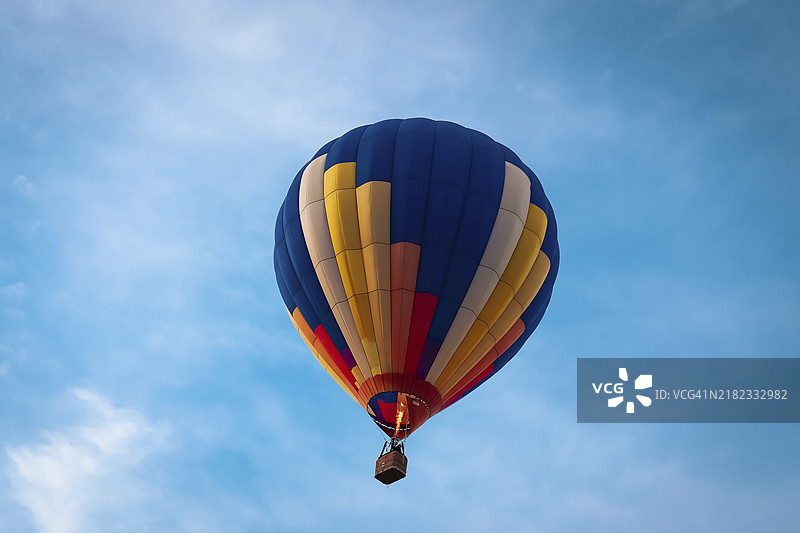 五彩缤纷的气球在蓝天中图片素材