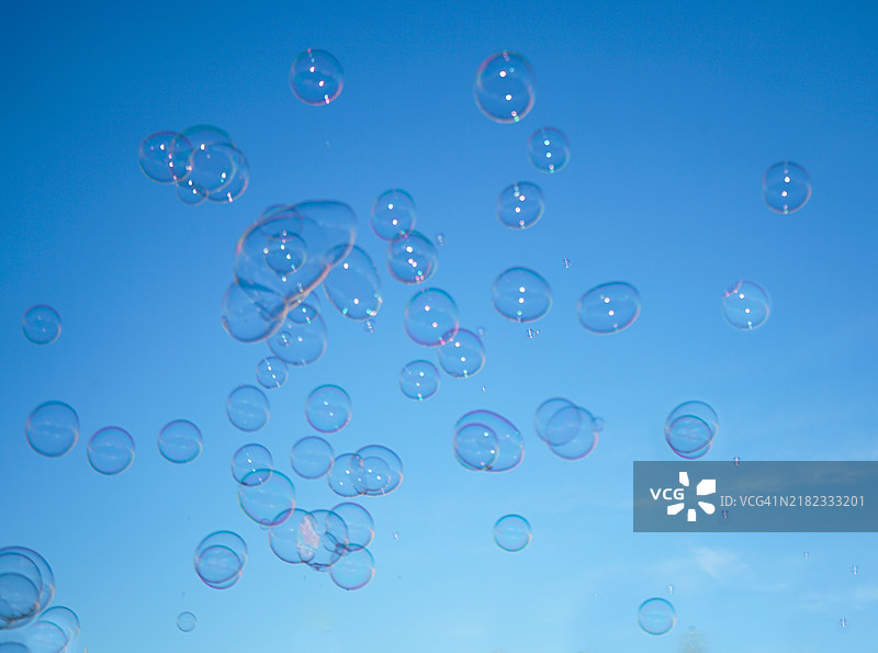 气泡在空中飞舞图片素材