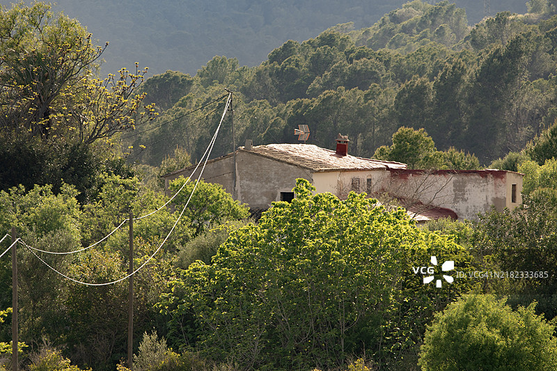 西班牙乡村的一座古老偏远房屋图片素材