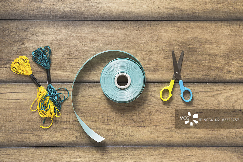 毛线、线、丝带、剪刀、木质背景图片素材