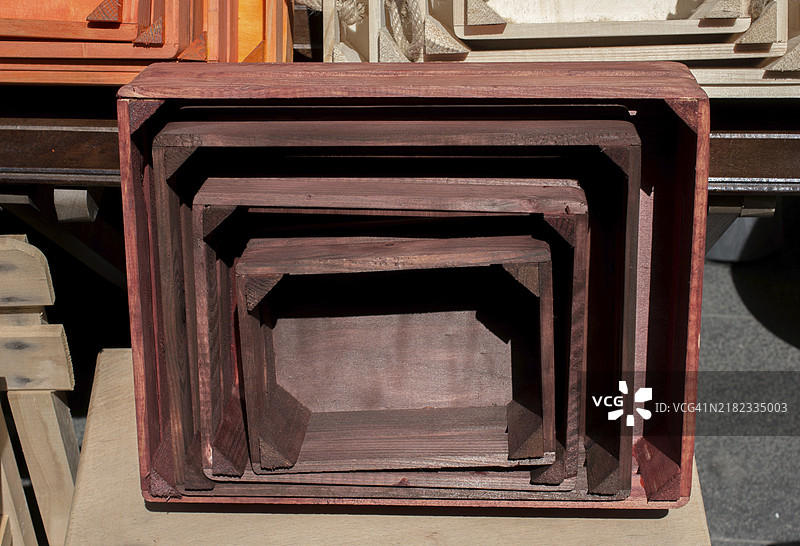 市场上出售的五彩斑斓的木箱图片素材