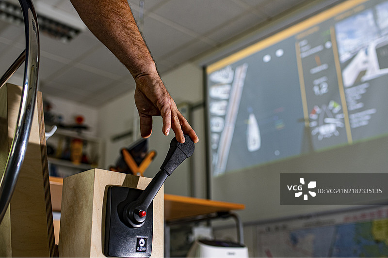 在门兴格拉德巴赫的航海岛上，亚历山大·沃姆斯进行虚拟学习实践情况。照片：菲利普·海姆彭达尔，航运，航海图片素材