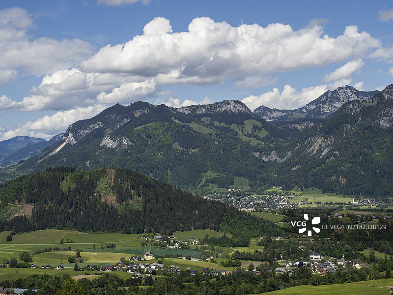 山峰，林木覆盖的丘陵景观，俯瞰恩斯谷，普特雷湖，靠近奥地利施蒂利亚州的艾根恩斯塔尔图片素材
