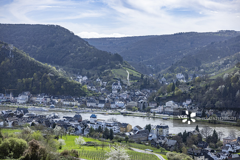 特拉本-特拉尔巴赫镇及摩泽尔河的景观，周围是葡萄园和晴朗的天空，德国莱茵兰-普法尔茨州，欧洲图片素材
