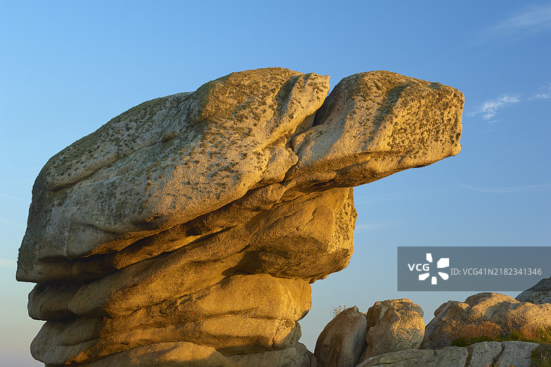布列塔尼，法国，欧洲的蓝天背景下的巨石图片素材
